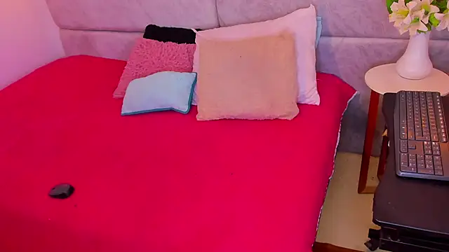 naomiii   online show from 11-05-25, 11:57