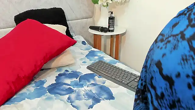 naomiii   online show from 11-13-25, 11:47