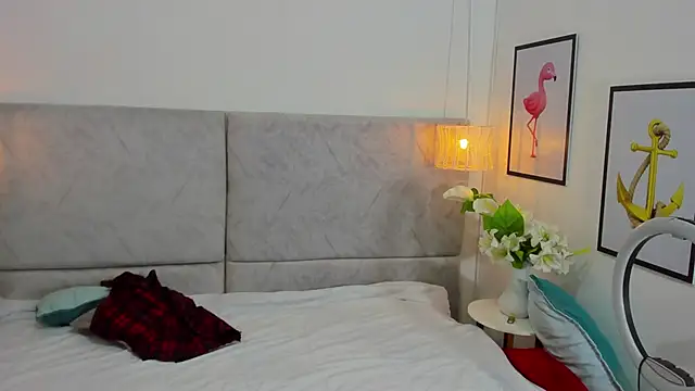 naomiii   online show from 12-01-25, 12:06