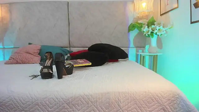 naomiii   online show from 02-21-26, 11:45