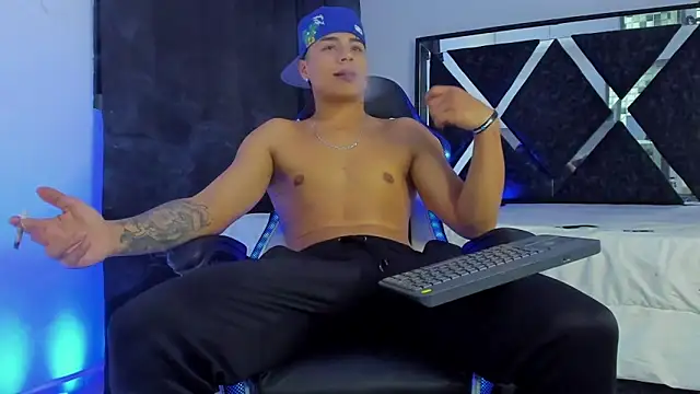 SantiagoReyesFtt online show from 12-31-24, 01:47