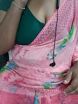 Snapshot of Yours_Radika chatting on 02-19-25, 03:05 Yours Radika online show from 02-19-25, 03:05