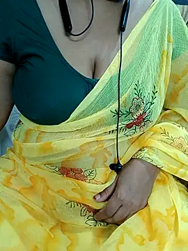 Snapshot of Yours_Radika chatting on 02-20-25, 07:41 Yours Radika online show from 02-20-25, 07:41