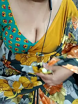 Snapshot of Yours_Radika chatting on 02-25-25, 08:00 Yours Radika online show from 02-25-25, 08:00