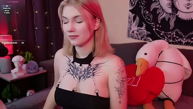 Snapshot of HellenHornny chatting on 02-25-25, 10:04 HellenHornny online show from 02-25-25, 10:04