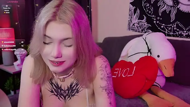 Snapshot of HellenHornny chatting on 02-24-25, 12:26 HellenHornny online show from 02-24-25, 12:26