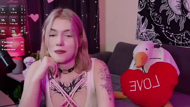 Snapshot of HellenHornny chatting on 02-20-25, 12:36 HellenHornny online show from 02-20-25, 12:36