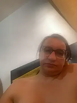 Snapshot of gloria7v05 chatting on 01-17-26, 03:04 gloria7v05 online show from 01-17-26, 03:04