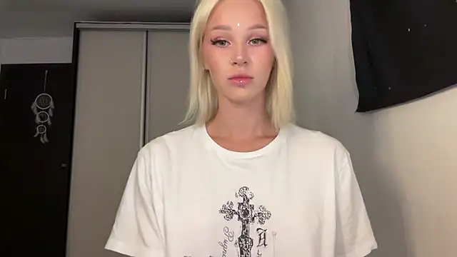 Snapshot of ur_molly chatting on 06-19-26, 12:44 ur molly online show from 06-19-26, 12:44