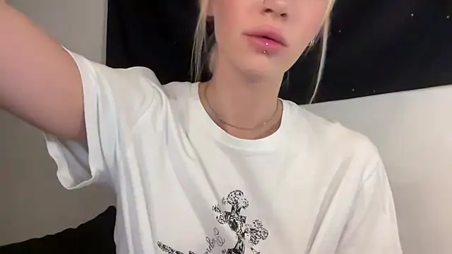 Snapshot of ur_molly chatting on 06-12-26, 03:15 ur molly online show from 06-12-26, 03:15