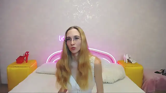 Snapshot of KlaryBrait chatting on 01-29-25, 12:24 KlaryBrait online show from 01-29-25, 12:24
