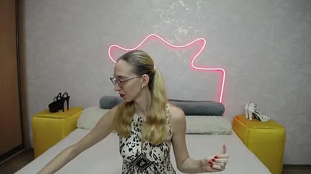 Snapshot of KlaryBrait chatting on 10-15-25, 06:54 KlaryBrait online show from 10-15-25, 06:54