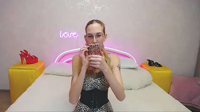 Snapshot of KlaryBrait chatting on 02-25-25, 01:43 KlaryBrait online show from 02-25-25, 01:43