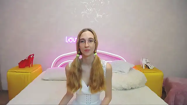 Snapshot of KlaryBrait chatting on 01-27-25, 10:16 KlaryBrait online show from 01-27-25, 10:16