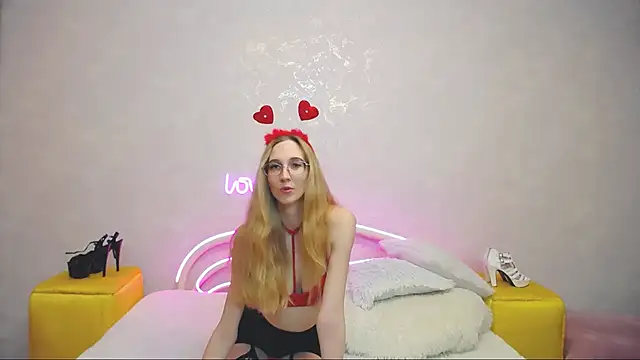 Snapshot of KlaryBrait chatting on 02-17-25, 02:28 KlaryBrait online show from 02-17-25, 02:28