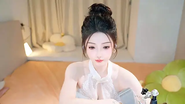 Snapshot of Eimile chatting on 12-21-24, 06:11 Eimile online show from 12-21-24, 06:11