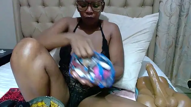QUEENSHEBAxx01 online show from 10-18-25, 12:56