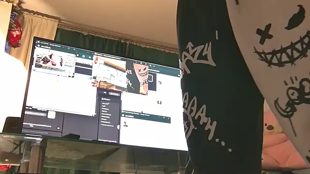 Snapshot of EvelynAisha chatting on 06-14-26, 06:20 EvelynAisha online show from 06-14-26, 06:20