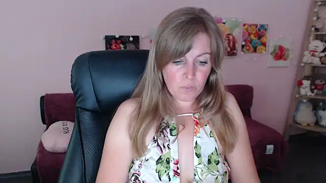 Snapshot of Hot_Milady chatting on 06-18-26, 07:40 Hot Milady online show from 06-18-26, 07:40