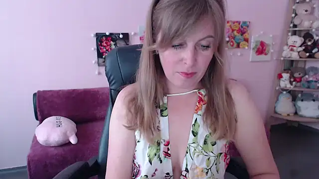 Snapshot of Hot_Milady chatting on 05-20-26, 08:00 Hot Milady online show from 05-20-26, 08:00