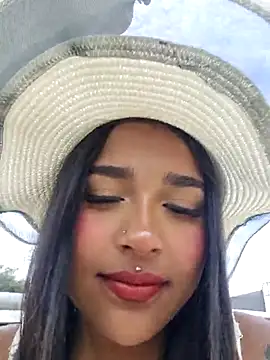 Snapshot of Mariangel_11 chatting on 10-17-25, 02:19 Mariangel 11 online show from 10-17-25, 02:19
