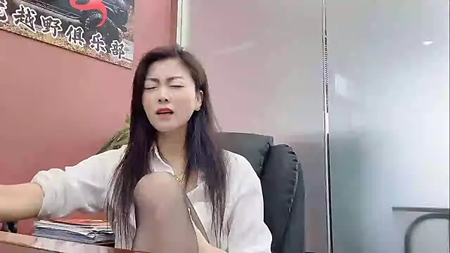 Snapshot of QianF-666 chatting on 10-12-25, 02:57 QianF-666 online show from 10-12-25, 02:57