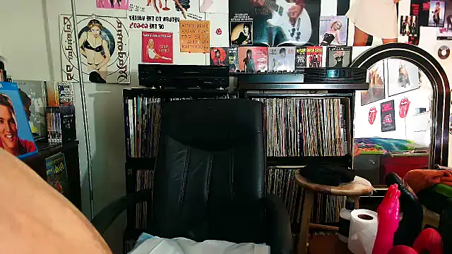 Snapshot of Alice_Love_69 chatting on 12-22-25, 05:18 Alice Love 69 online show from 12-22-25, 05:18