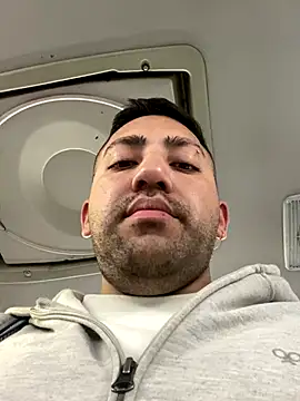 JuanZapata33 online show from 09-08-25, 09:36