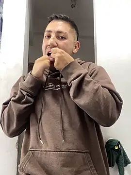 JuanZapata33 online show from 11-18-25, 09:07