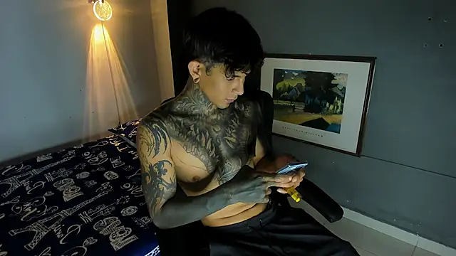 Snapshot of Travistanner_28 chatting on 12-23-25, 04:45 Travistanner 28 online show from 12-23-25, 04:45