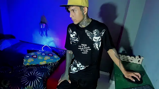 Snapshot of Travistanner_28 chatting on 09-19-25, 04:44 Travistanner 28 online show from 09-19-25, 04:44