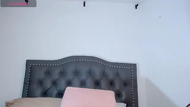 Snapshot of pamela_ chatting on 10-17-25, 11:06 pamela online show from 10-17-25, 11:06