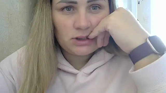 Snapshot of Honeydew-Waves chatting on 10-30-25, 08:12 Honeydew-Waves online show from 10-30-25, 08:12