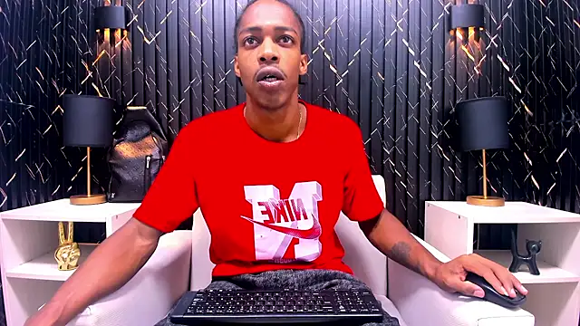Snapshot of LarryCollin chatting on 03-01-25, 03:43 LarryCollin online show from 03-01-25, 03:43