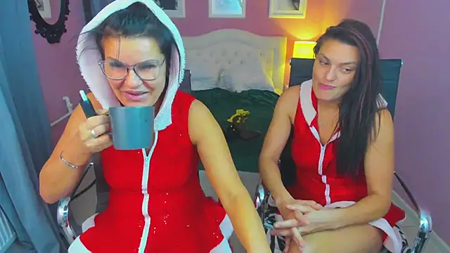 Snapshot of EricaAndPenelopa chatting on 12-23-24, 03:07 EricaAndPenelopa online show from 12-23-24, 03:07