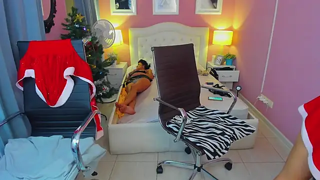 Snapshot of EricaAndPenelopa chatting on 12-28-24, 11:41 EricaAndPenelopa online show from 12-28-24, 11:41