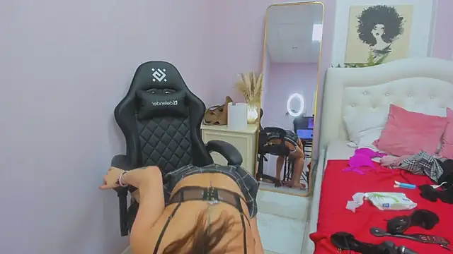 Snapshot of EricaAndPenelopa chatting on 10-19-25, 03:09 EricaAndPenelopa online show from 10-19-25, 03:09