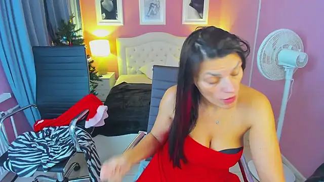 Snapshot of EricaAndPenelopa chatting on 12-30-24, 04:53 EricaAndPenelopa online show from 12-30-24, 04:53