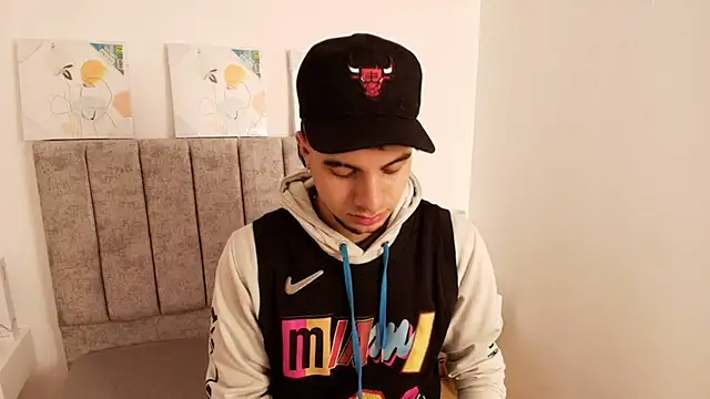 Amadeo Wild online show from 01-30-25, 03:40