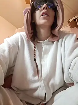 Snapshot of PearMaki chatting on 10-10-25, 03:13 PearMaki online show from 10-10-25, 03:13