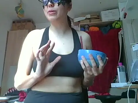 Snapshot of PearMaki chatting on 03-22-25, 10:49 PearMaki online show from 03-22-25, 10:49