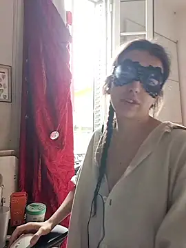 Snapshot of PearMaki chatting on 10-16-25, 10:12 PearMaki online show from 10-16-25, 10:12