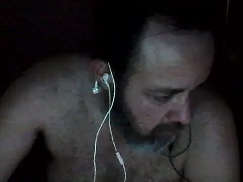 Snapshot of Leocesar37 chatting on 10-17-25, 03:58 Leocesar37 online show from 10-17-25, 03:58