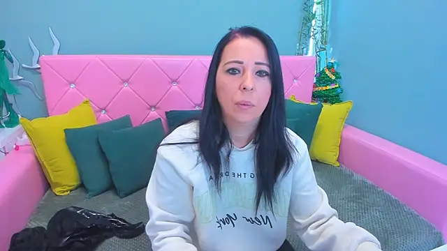 LauraSin online show from 12-16-25, 04:50