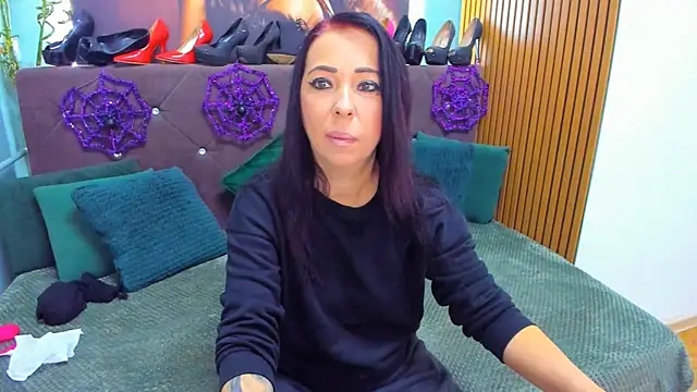 LauraSin online show from 10-27-25, 04:46