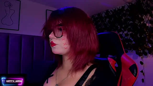 Kitty Gang online show from 11-18-25, 01:43