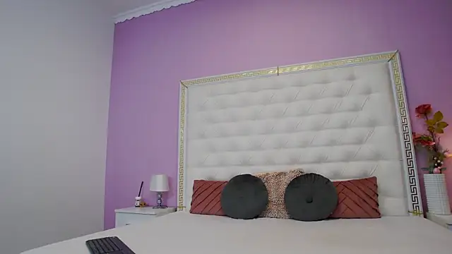 Lenna Paul online show from 12-17-25, 04:50