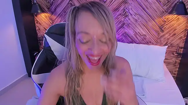 Snapshot of emma_collson chatting on 11-25-25, 08:31 emma collson online show from 11-25-25, 08:31