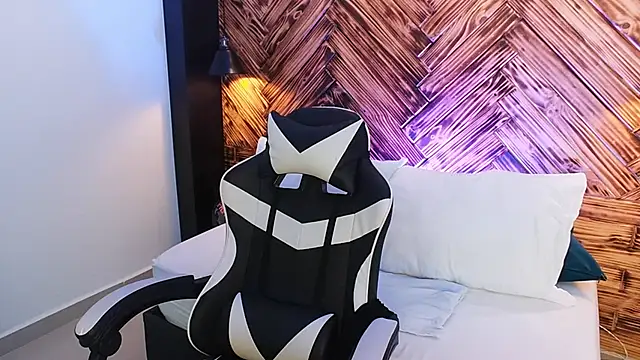 Snapshot of emma_collson chatting on 11-22-25, 12:10 emma collson online show from 11-22-25, 12:10