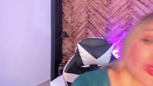 Snapshot of emma_collson chatting on 11-27-25, 12:11 emma collson online show from 11-27-25, 12:11